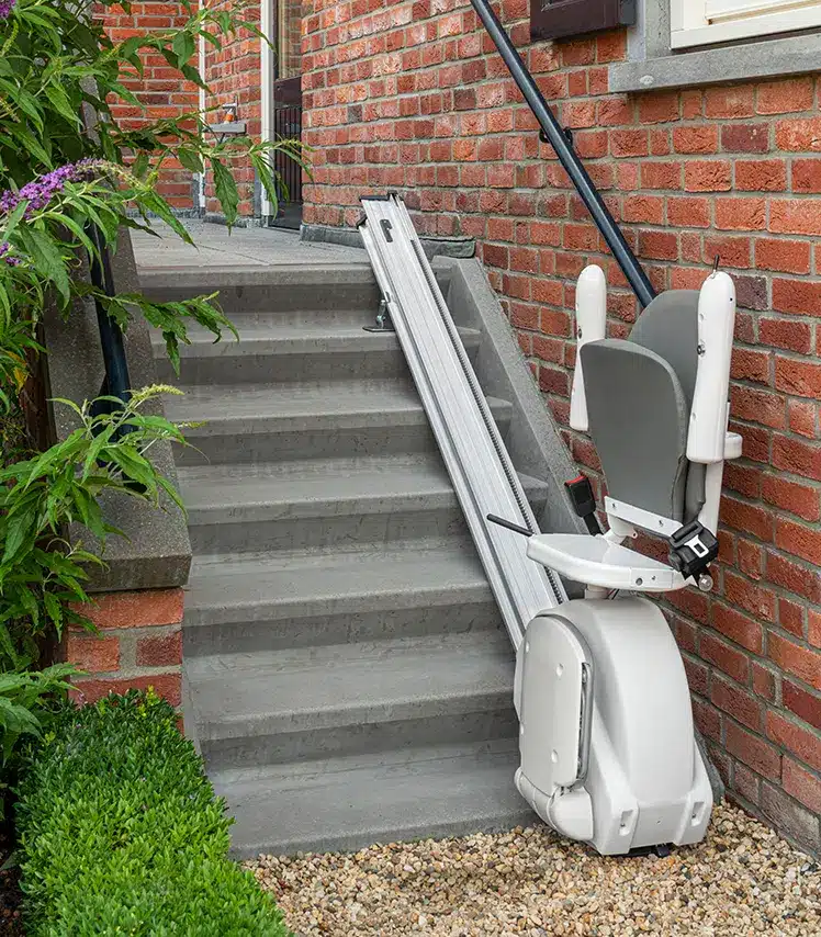 Un monte-escalier Otolift installé sur un escalier extérieur.
